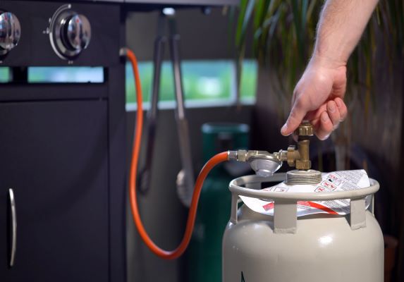 Gasflasche an den Grill anschließen - grillstarshop.com