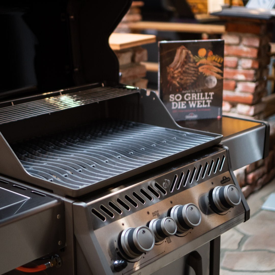 Napoleon Rogue XT 425 in der limitierten Schwarz Metallic Edition - grillstarshop.com