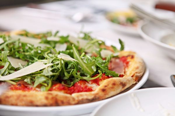 Pizza mit Rucola und Parmaschinken Rezept - grillstarshop.com