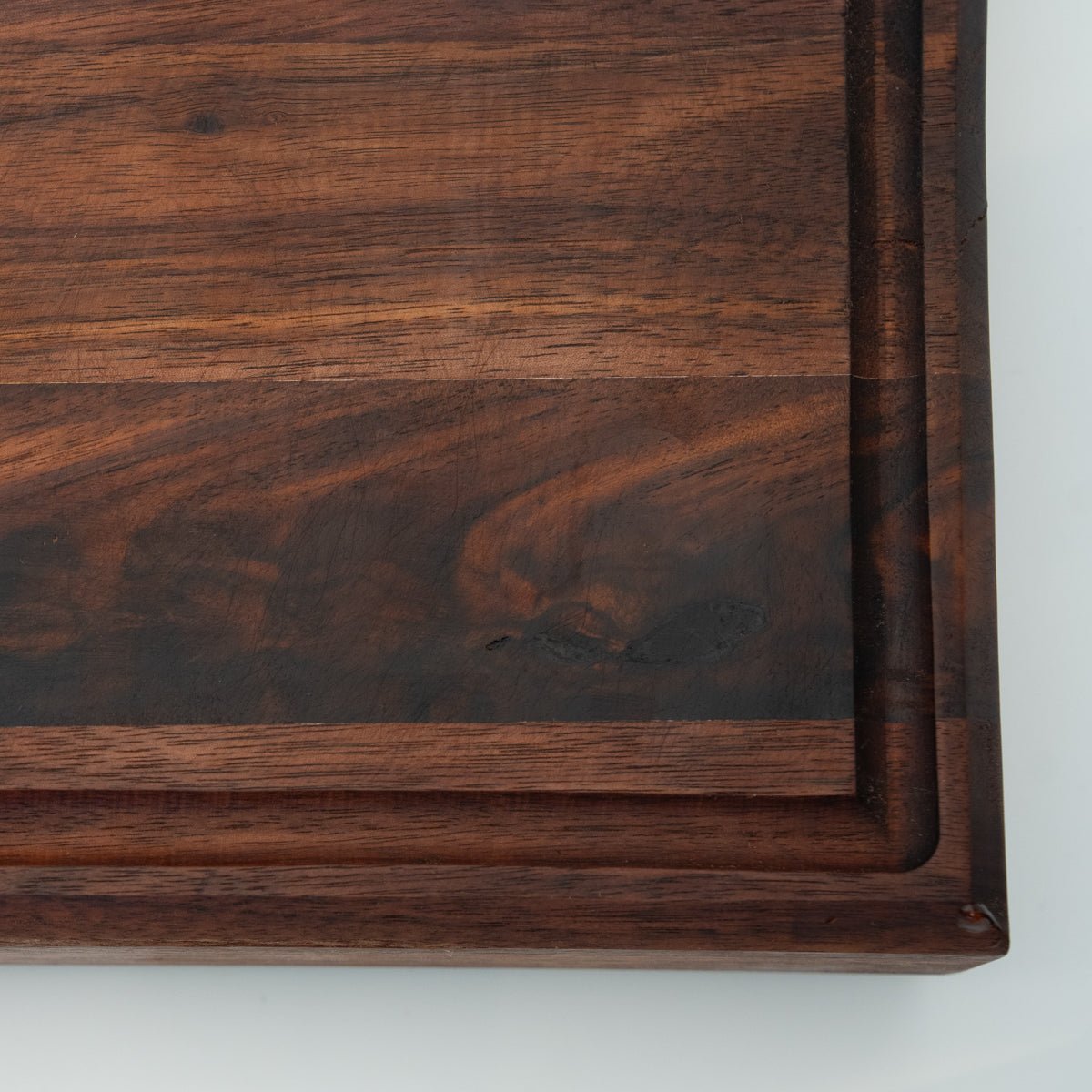 BABOSSA | Nussbaum Schneidebrett XL | Naturkante | Saftrille | 70x40x6 cm - grillstarshop.comBABOSSA | Nussbaum Schneidebrett XL | Naturkante | Saftrille | 70x40x6 cmHolzbrettBABOSSAgrillstarshop.com