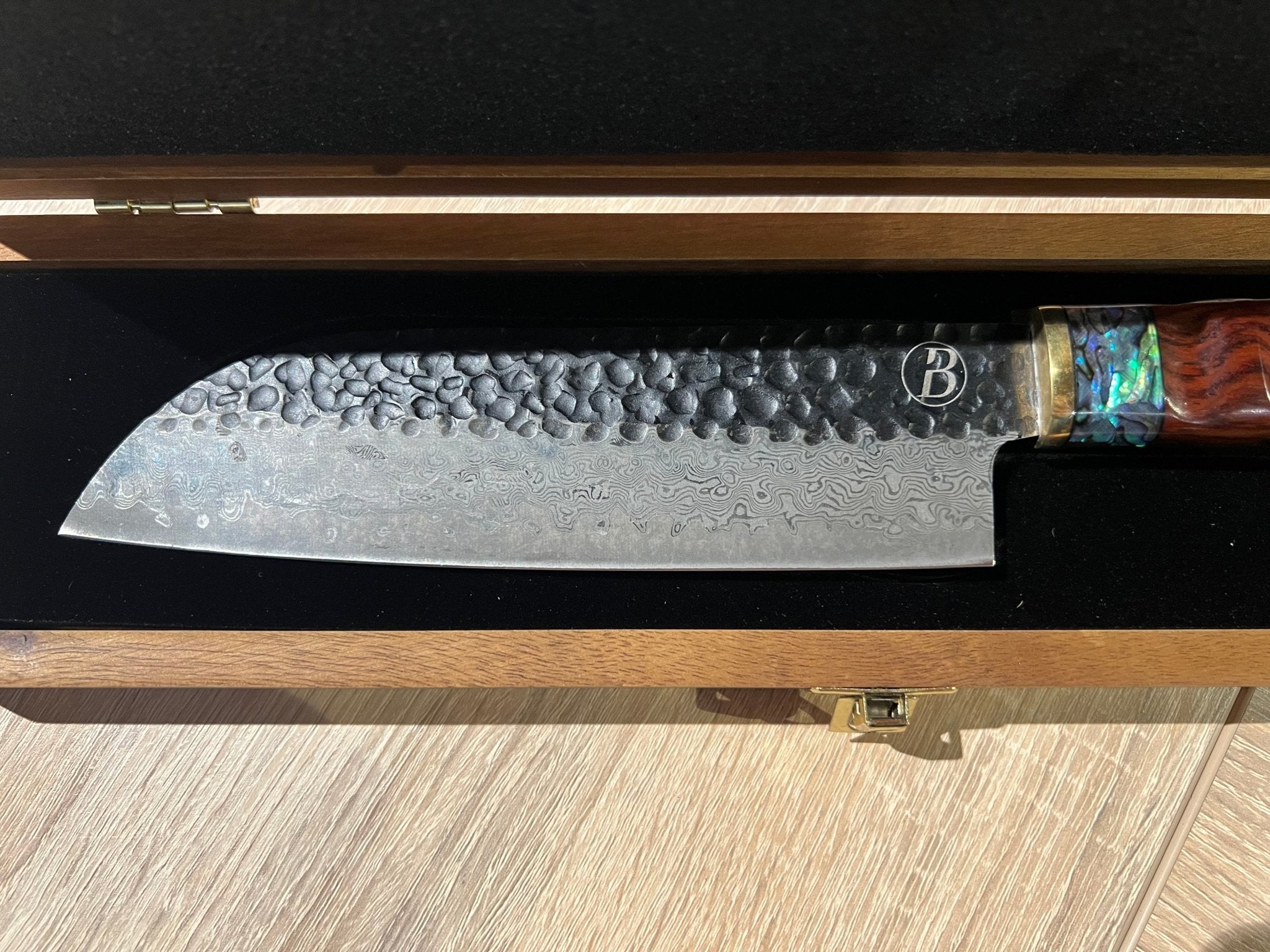 Heritage Santoku mit Griff aus Wüsteneisenholz - grillstarshop.comHeritage Santoku mit Griff aus WüsteneisenholzMesserBABOSSAgrillstarshop.com