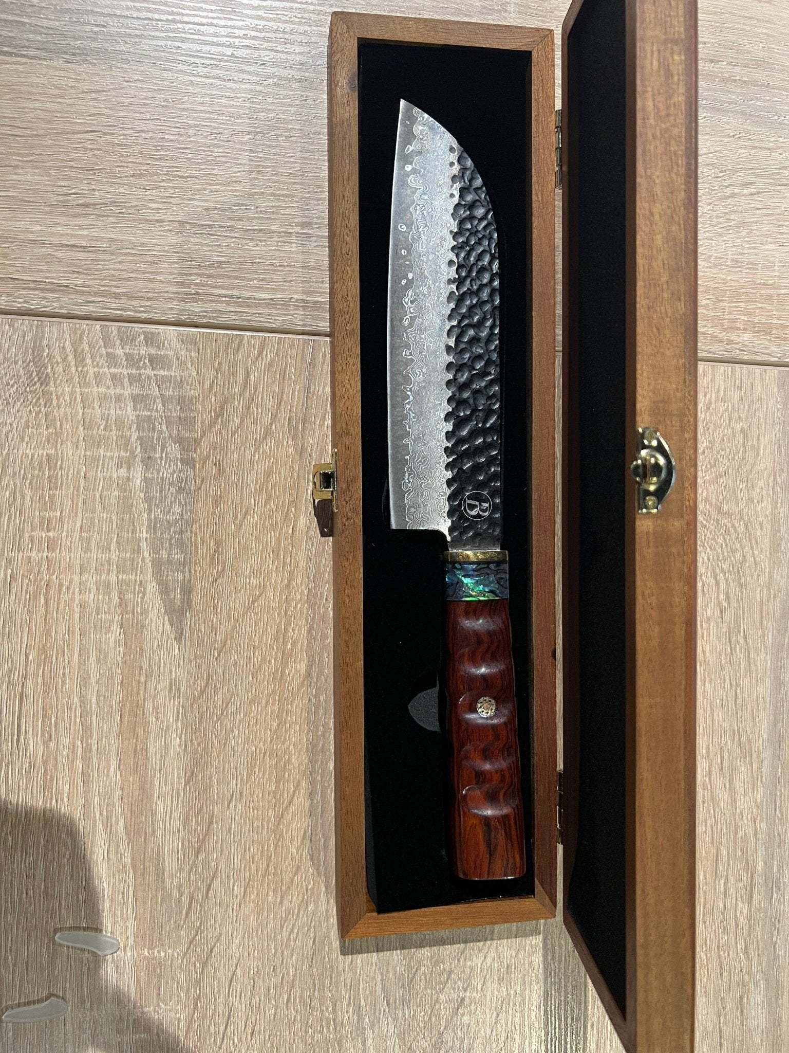 Heritage Santoku mit Griff aus Wüsteneisenholz - grillstarshop.comHeritage Santoku mit Griff aus WüsteneisenholzMesserBABOSSAgrillstarshop.com