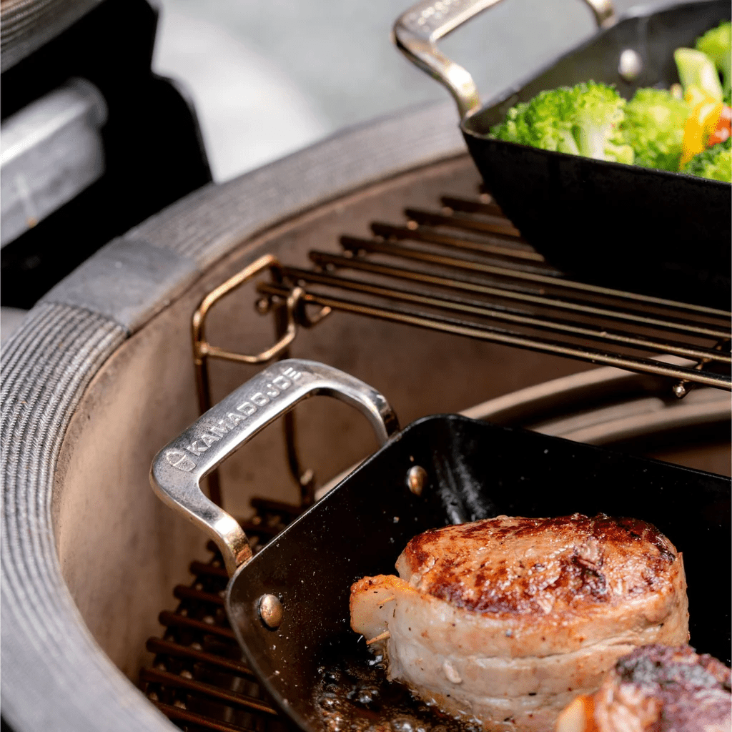 KamadoJoe Halbmond Pfannen Set - grillstarshop.comKamadoJoe Halbmond Pfannen SetGrillzubehörKamado Joegrillstarshop.com