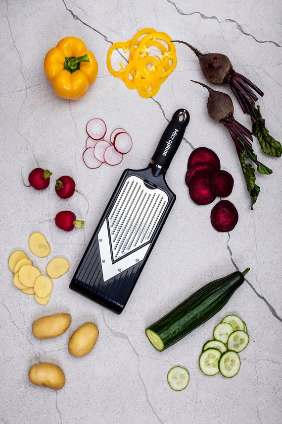 Microplane Verstellbarer V - Hobel mit Julienneklingen - Einsatz - grillstarshop.comMicroplane Verstellbarer V - Hobel mit Julienneklingen - EinsatzMicroplanegrillstarshop.com48940