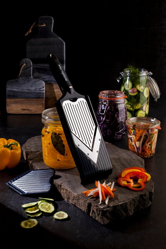 Microplane Verstellbarer V - Hobel mit Julienneklingen - Einsatz - grillstarshop.comMicroplane Verstellbarer V - Hobel mit Julienneklingen - EinsatzMicroplanegrillstarshop.com48940