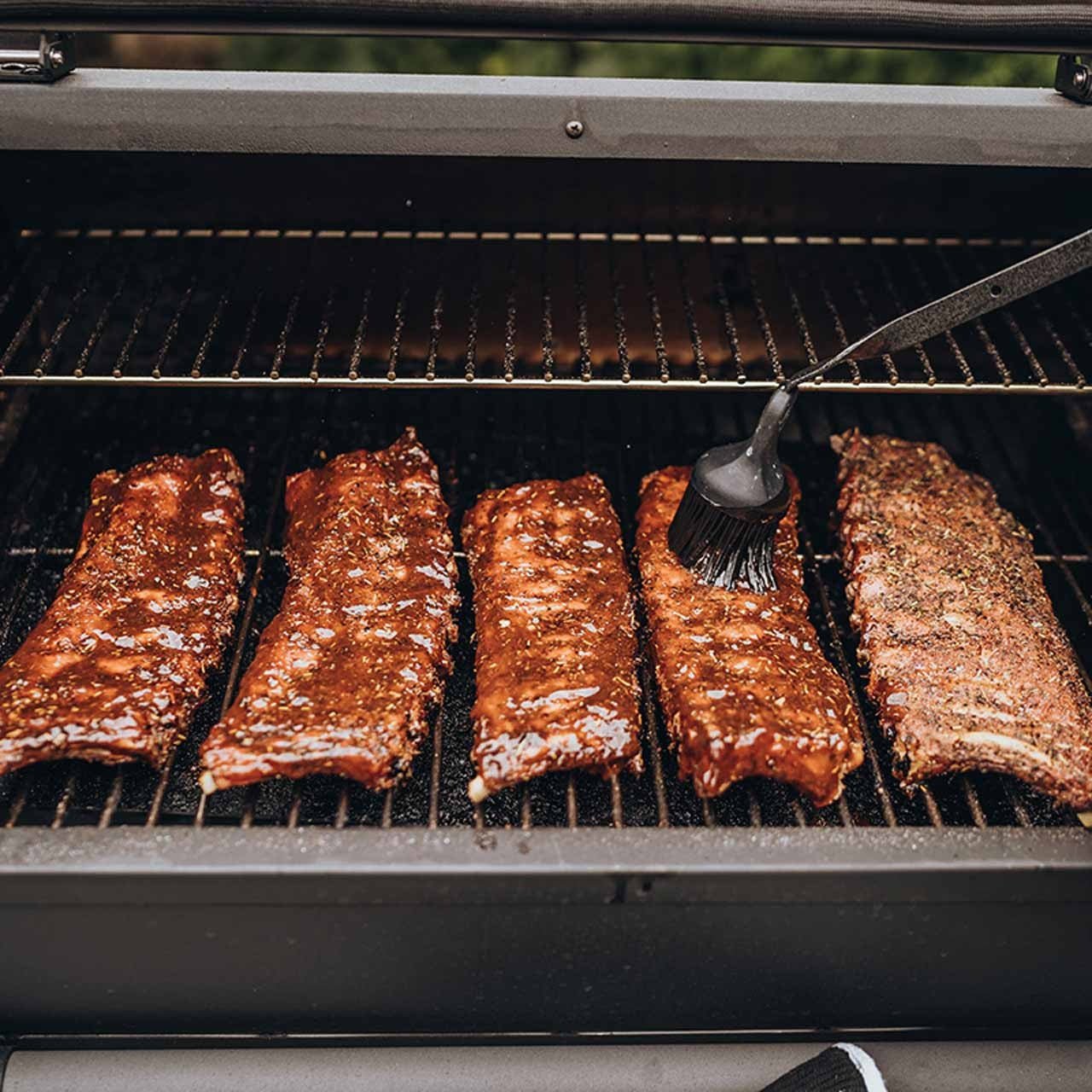 Moesta Sheriff Pelletgrill, inkl. Ablagebrett PaperPlank schwarz & Halterungen, 66 x 44 cm Grillfläche - grillstarshop.comMoesta Sheriff Pelletgrill, inkl. Ablagebrett PaperPlank schwarz & Halterungen, 66 x 44 cm GrillflächeMoestagrillstarshop.com198834260664772552