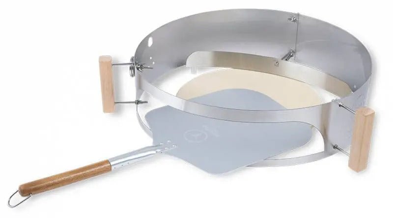 Moesta Smokin' PizzaRing - Pizza - Set (57cm) Weihnachtspaket inkl. Tutto Bene & Pizzacut No 2 - grillstarshop.comMoesta Smokin' PizzaRing - Pizza - Set (57cm) Weihnachtspaket inkl. Tutto Bene & Pizzacut No 2Moestagrillstarshop.com102930721246366759