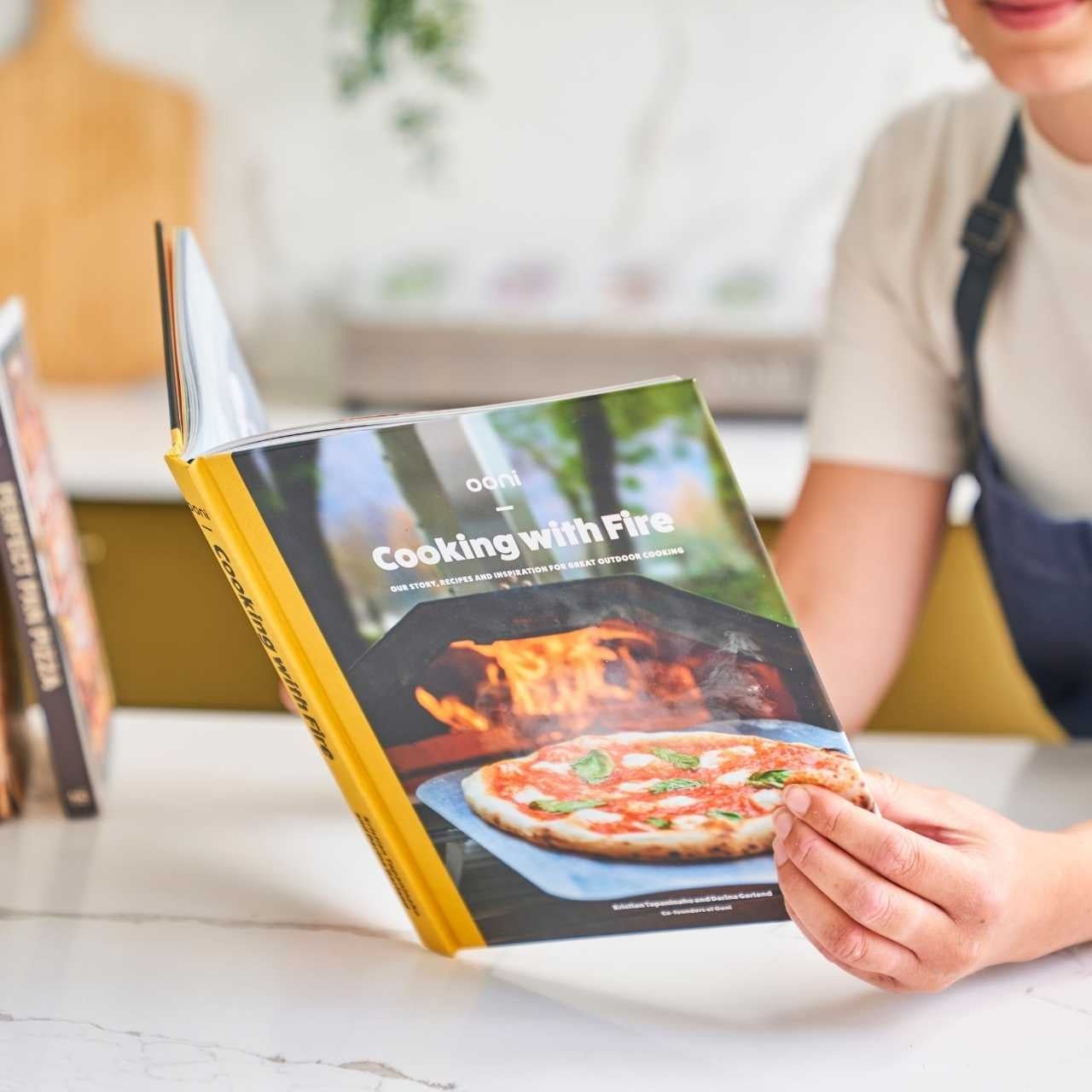 Ooni Pizza - Kochbuch "Cooking with Fire" - grillstarshop.comOoni Pizza - Kochbuch "Cooking with Fire"Oonigrillstarshop.comUU - P062009781527232686