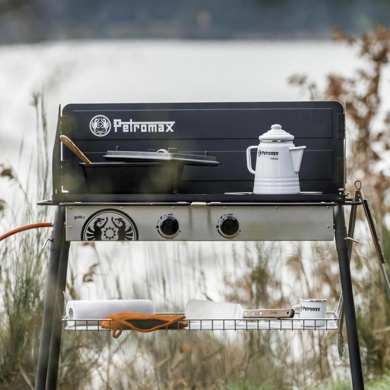 Petromax Ablagekorb für Feuertopf Tisch (85 cm Breite) - grillstarshop.comPetromax Ablagekorb für Feuertopf Tisch (85 cm Breite)Petromaxgrillstarshop.comtray904250435730836