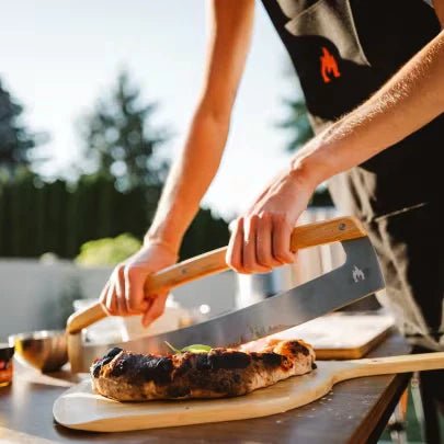 Solo Stove Pi Pizzaschneider Wiegemesser - grillstarshop.comSolo Stove Pi Pizzaschneider WiegemesserSolo Stovegrillstarshop.com