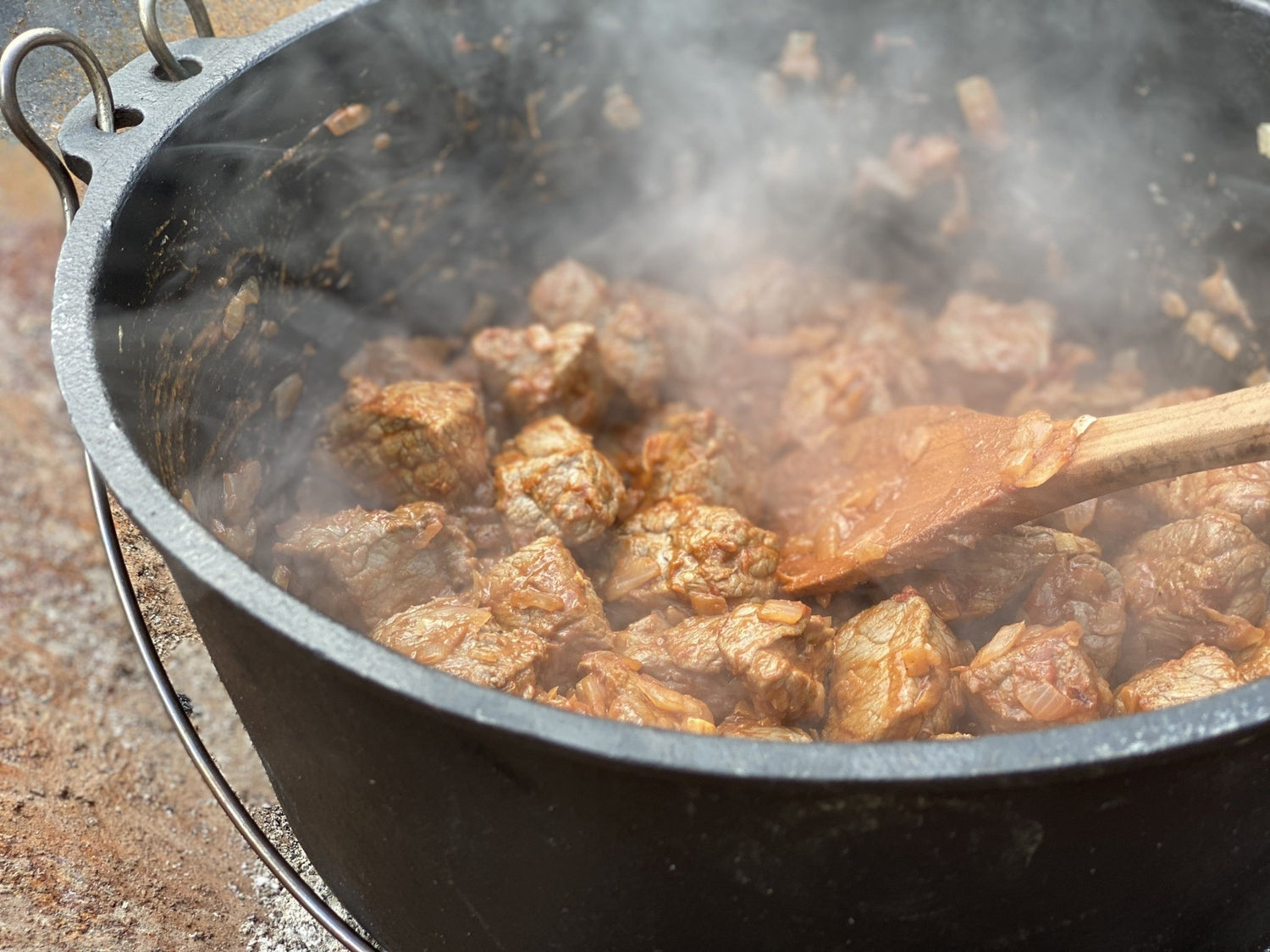 Fußball EM 2021 Rezept : Ungarisches Gulasch by katrin_foodandbbq - grillstarshop.com