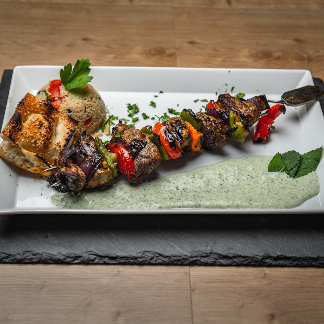 Rezept: Shish Kebab (Lamm) mit Minzquark und Couscoussalat - grillstarshop.com