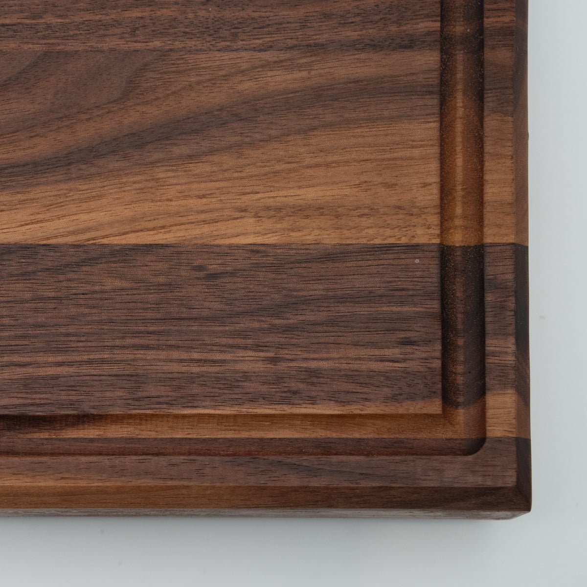 BABOSSA | Nussbaum Schneidebrett L | Naturkante | Saftrille | 44,5x35x4,5 cm - grillstarshop.comBABOSSA | Nussbaum Schneidebrett L | Naturkante | Saftrille | 44,5x35x4,5 cmHolzbrettBABOSSAgrillstarshop.com