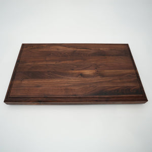 BABOSSA | Nussbaum Schneidebrett XL | Naturkante | Saftrille | 70x40x6 cm - grillstarshop.comBABOSSA | Nussbaum Schneidebrett XL | Naturkante | Saftrille | 70x40x6 cmHolzbrettBABOSSAgrillstarshop.com