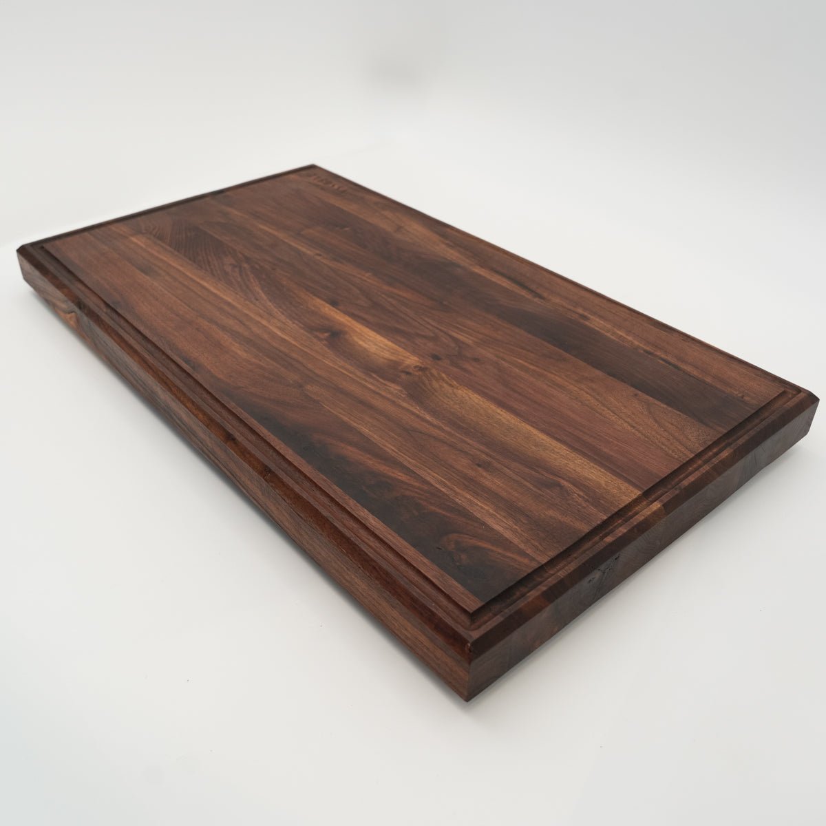 BABOSSA | Nussbaum Schneidebrett XL | Naturkante | Saftrille | 70x40x6 cm - grillstarshop.comBABOSSA | Nussbaum Schneidebrett XL | Naturkante | Saftrille | 70x40x6 cmHolzbrettBABOSSAgrillstarshop.com