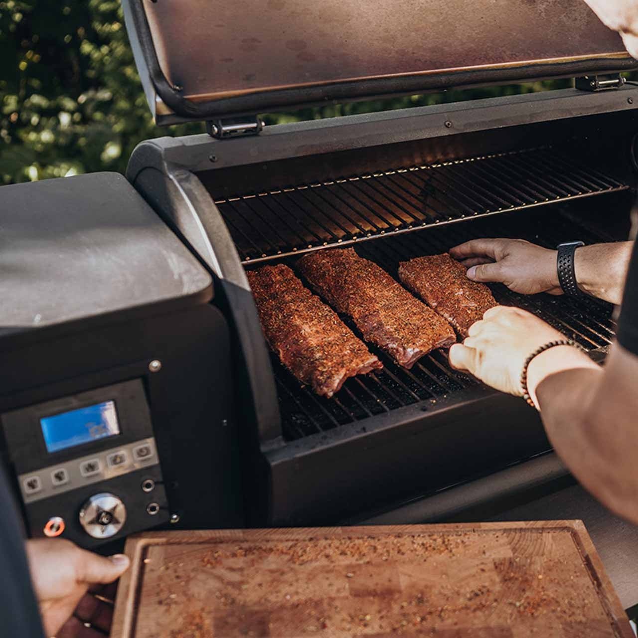 Moesta Sheriff Pelletgrill, inkl. Ablagebrett PaperPlank schwarz & Halterungen, 66 x 44 cm Grillfläche - grillstarshop.comMoesta Sheriff Pelletgrill, inkl. Ablagebrett PaperPlank schwarz & Halterungen, 66 x 44 cm GrillflächeMoestagrillstarshop.com198834260664772552