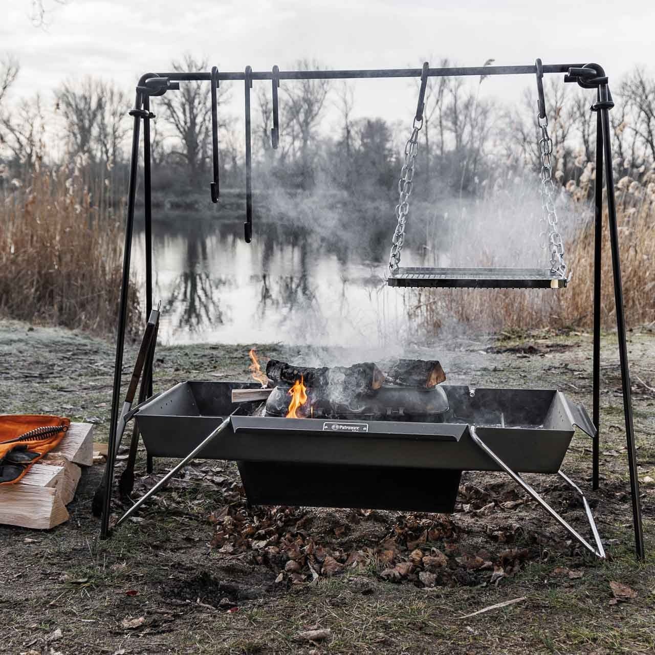 Petromax Brennbock, transportable Lagerfeuer - & Kochstelle - grillstarshop.comPetromax Brennbock, transportable Lagerfeuer - & KochstellePetromaxgrillstarshop.combbx4250435730911